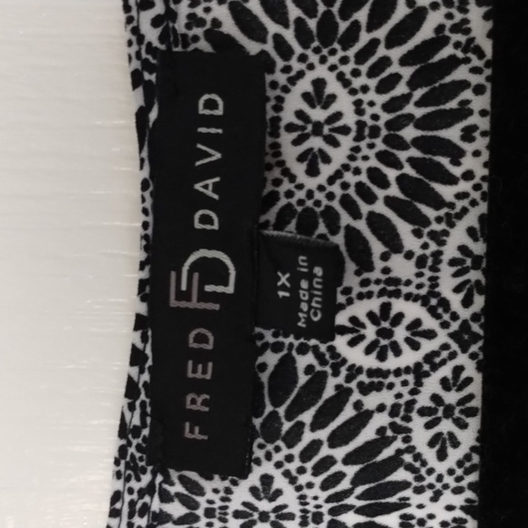 Fred David White and black printed top size 1X snap closure - Picture 5 of 11